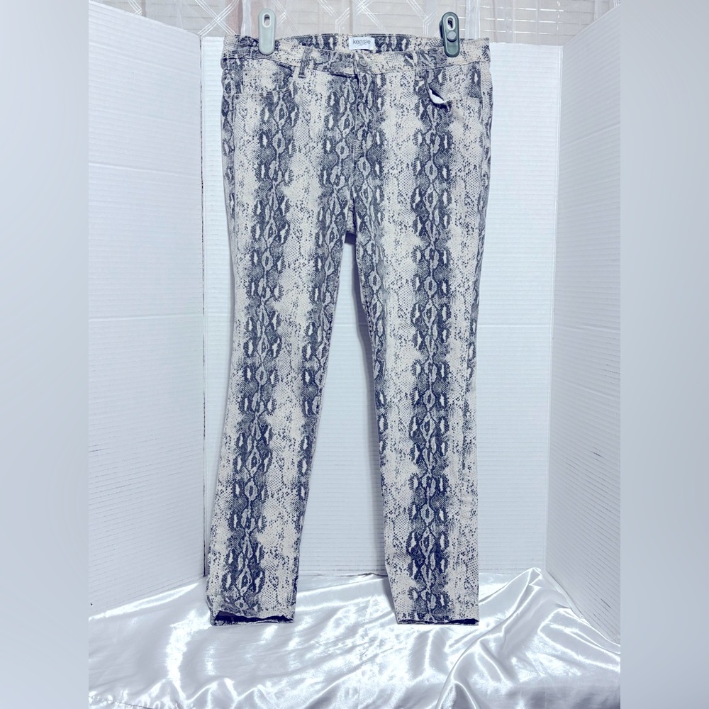 Kenzie women’s 12/31 white & gray reptile skin print jeans 34” waist 27”inseam